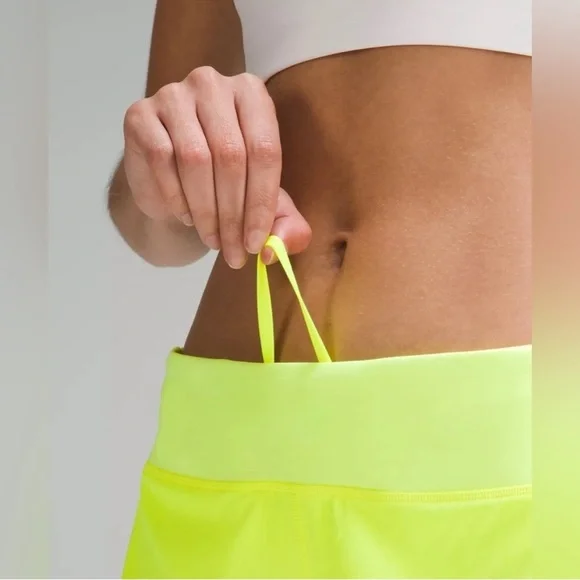 Lululemon speed up low rise  lined short 2.5” SZ 8 Women's Neon Green Shorts - Picture 4 of 10